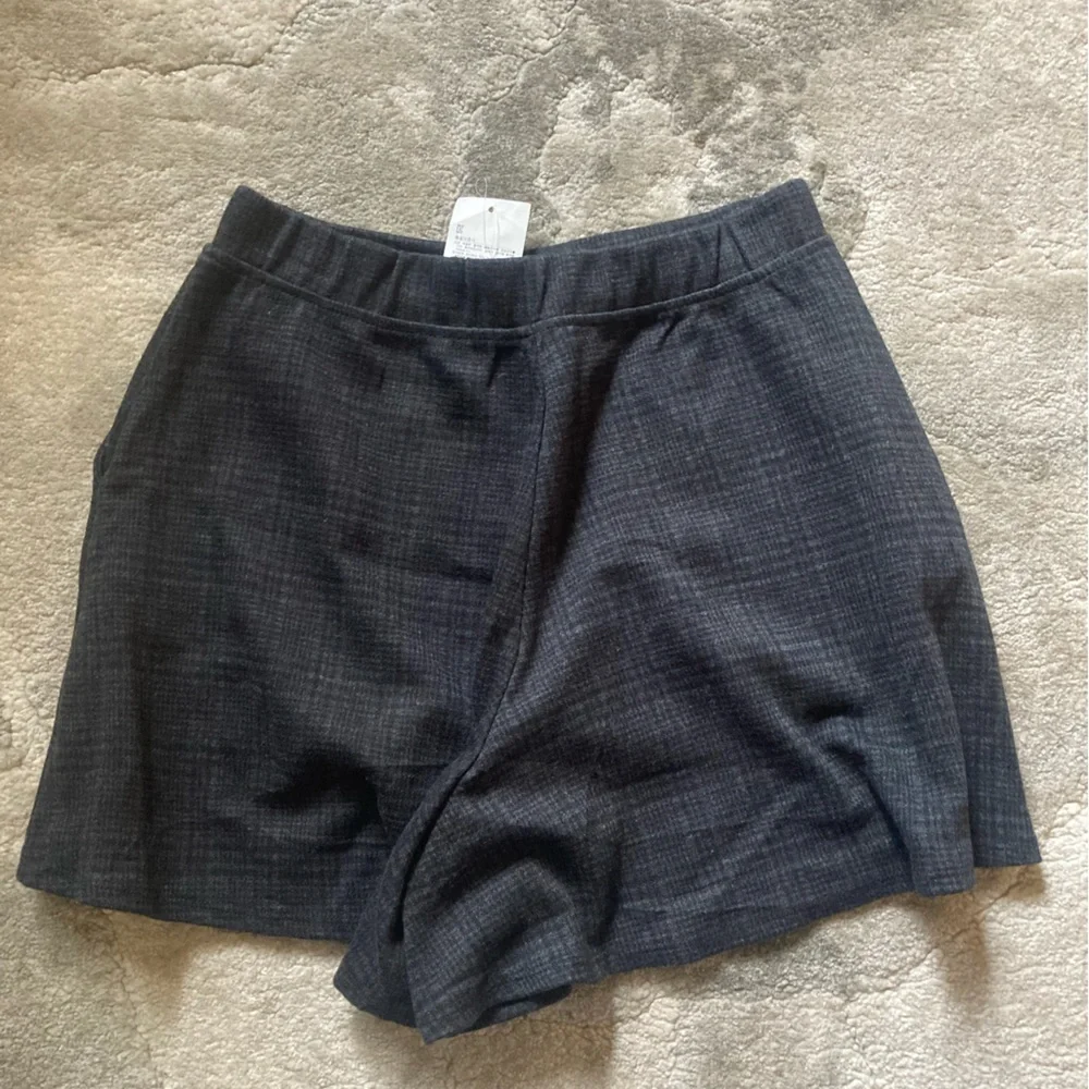 Uniqlo shorts - Picture 2 of 4